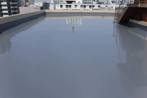 屋上の床を防水加工し、雨漏りや水はけをよくするための工事