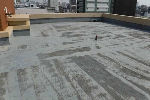 屋上防水工事前の写真 コンクリートの床の為、雨が降った場合水たまりがところどころにでき、水はけがよくない